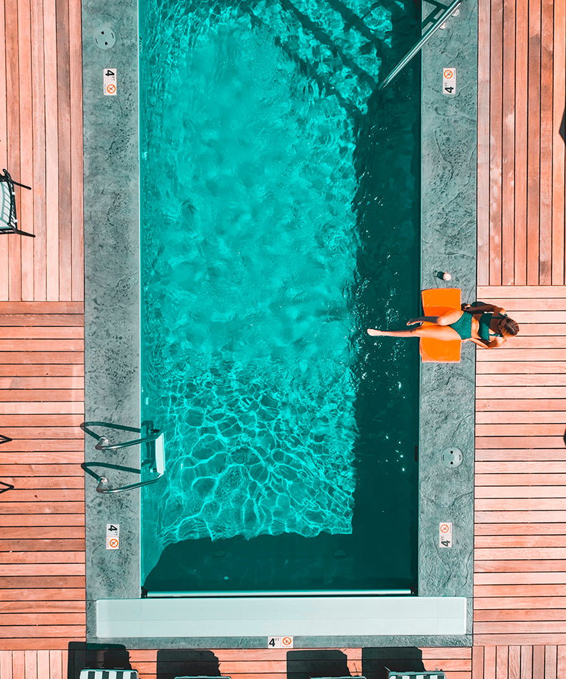 At the Pool Walldecoration Wandkraft 80x120 cm Aluminium Profiel