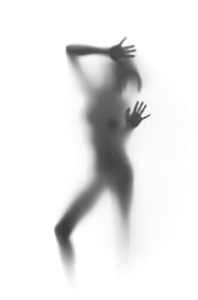 Wandkraft Wanddekoration: abstrakte Wandkunst einer verschwommenen menschlichen Silhouette hinter Milchglas, in sanften Grautönen, moderne und geheimnisvolle Atmosphäre. Für ein stilvolles Interieur