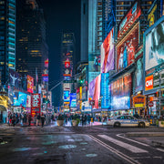 Décoration murale Wandkraft : Décoration murale de Times Square avec néons, panneaux publicitaires colorés, trafic dense et une voiture du NYPD ; énergie urbaine aux tons éclatants. pour un intérieur élégant