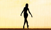 Wandkraft Wanddekoration: Wanddekoration Moves 015: schwarze Ballerina-Silhouette vor warmem gelbem Hintergrund, moderner und abstrakter Stil. für ein stilvolles Interieur