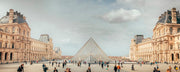 Wandkraft Wanddekoration: Louvre-Museum mit Besuchern unter teils bewölktem Himmel, historische Stimmung, moderne Wanddekoration in neutralen Tönen. Für ein stilvolles Interieur