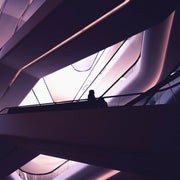 Décoration murale Wandkraft : Œuvre murale minimaliste avec silhouette noire sur un escalier mécanique, lignes épurées et architecture moderne aux tons neutres. pour un intérieur élégant