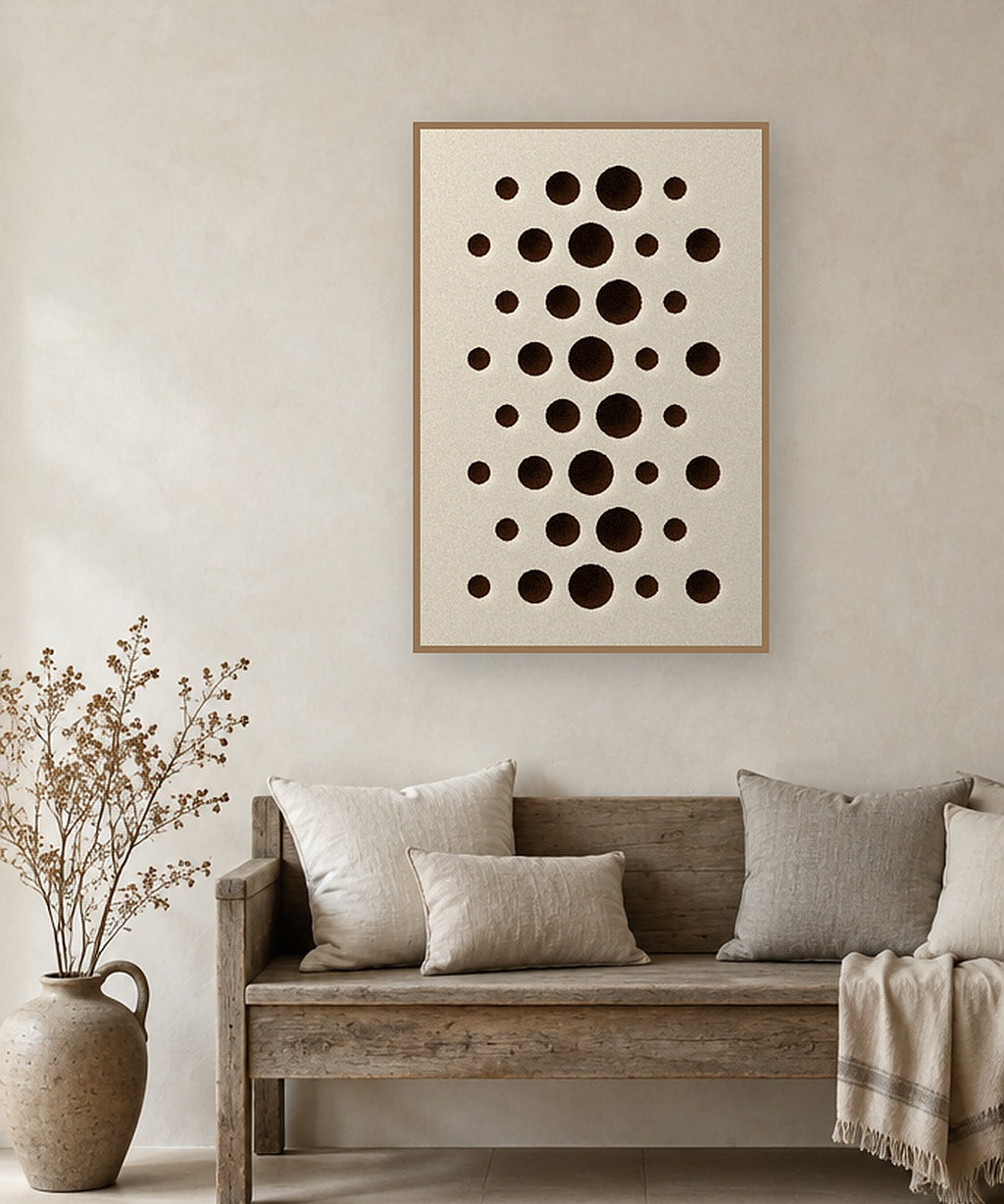 Stone Circles viltpaneel aan de wand boven een houten bank in een landelijk interieur
