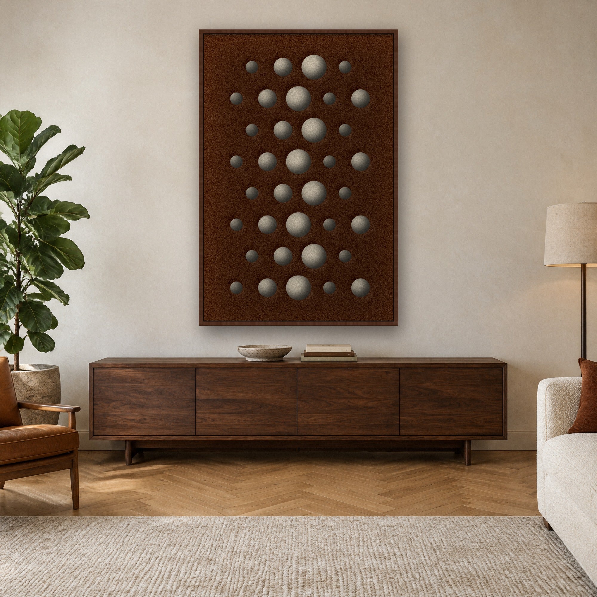 Stone Circles viltpaneel met kastanjebruine baklijst boven een walnoten dressoir in een warme woonkamer