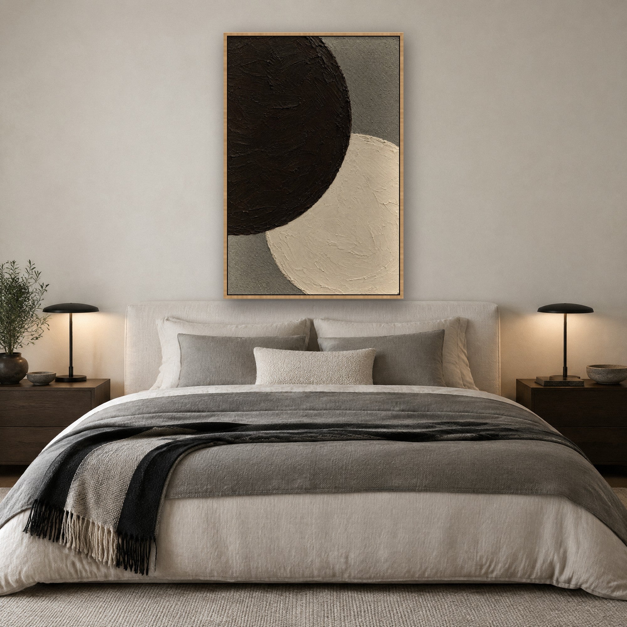 Stone Eclipse sfeerbeeld met baklijst in naturel hout in een rustige slaapkamer