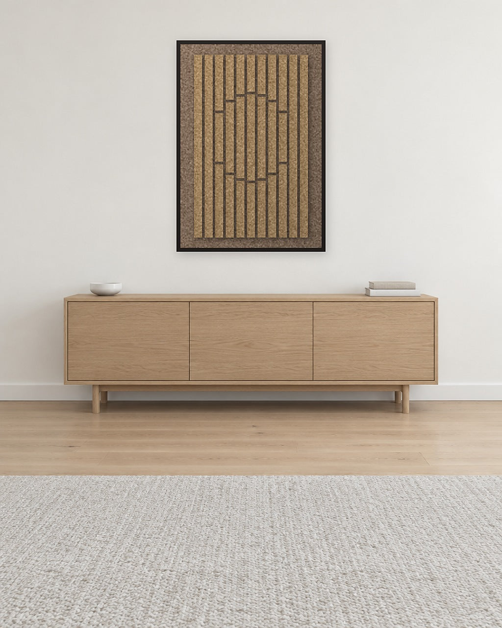 Panneau en feutre Striped Sun Latte avec cadre caisse noir au mur dans un intérieur scandinave