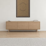 Panneau en feutre Striped Sun Latte avec cadre caisse noir au mur dans un intérieur scandinave