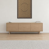Panneau en feutre Striped Sun Latte avec cadre caisse noir au mur dans un intérieur scandinave