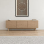 Panneau en feutre Sun Rings Cocoa avec cadre caisse noir au mur dans un intérieur scandinave