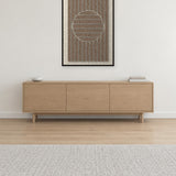 Panneau en feutre Sun Rings Cocoa avec cadre caisse noir au mur dans un intérieur scandinave