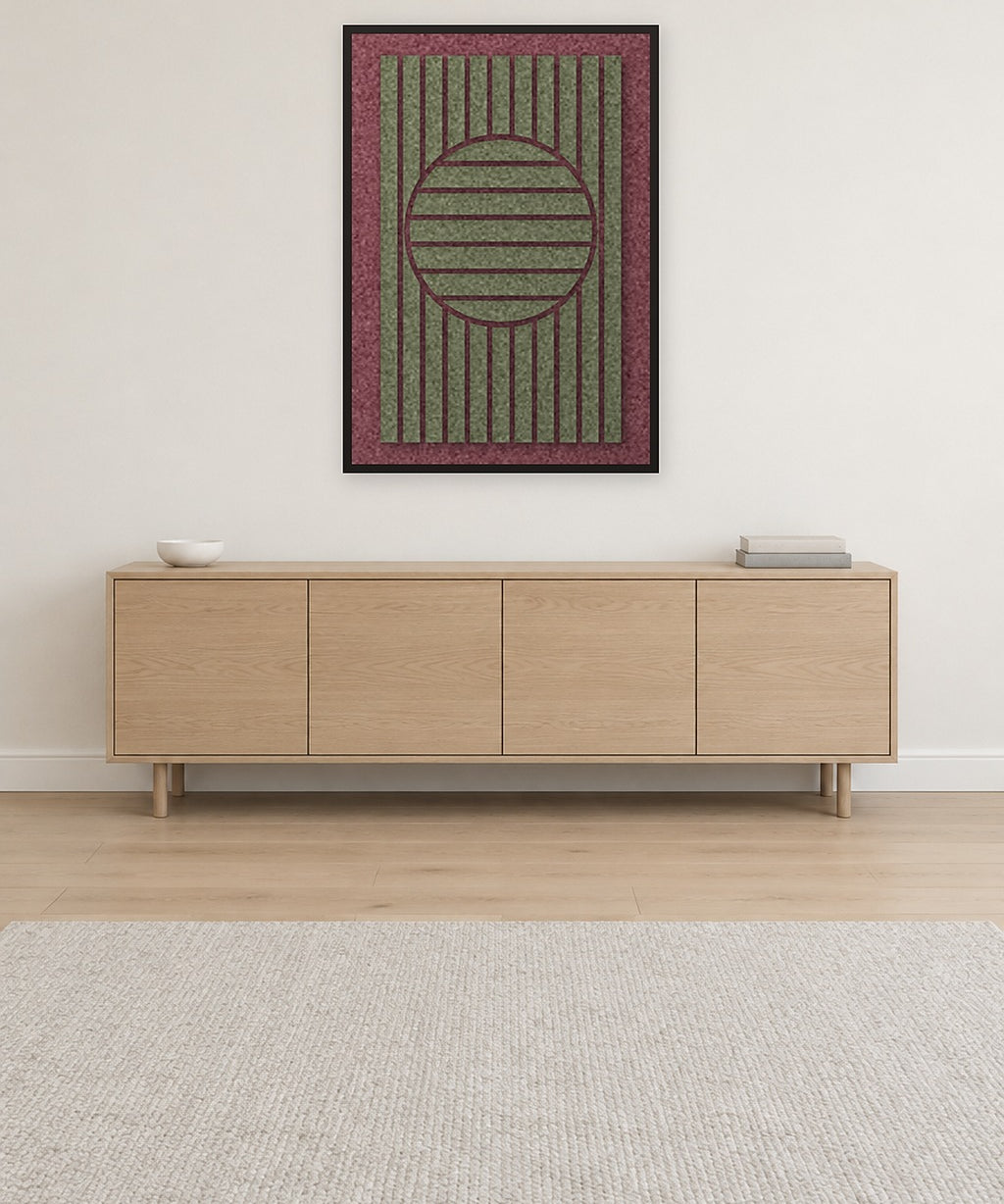 Sun Rings Wine Filzpaneel mit schwarzem Schattenfugenrahmen an der Wand in einem skandinavischen Interieur