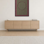 Panneau en feutre Sun Rings Wine avec cadre caisse noir au mur dans un intérieur scandinave