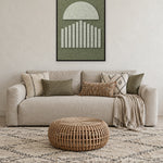 Panneau en feutre Sunset Stripes Fern avec cadre caisse noir au mur dans un intérieur scandinave