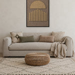 Panneau en feutre Sunset Stripes Latte avec cadre caisse noir au mur dans un intérieur scandinave