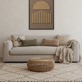 Panneau en feutre Sunset Stripes Latte avec cadre caisse noir au mur dans un intérieur scandinave