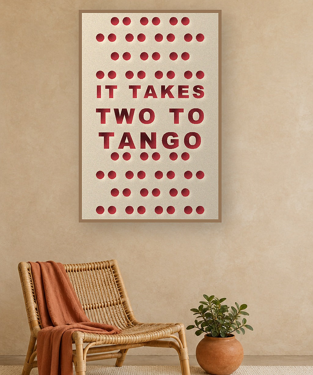 Tango viltpaneel aan de wand in een bohemian interieur met rotan stoel