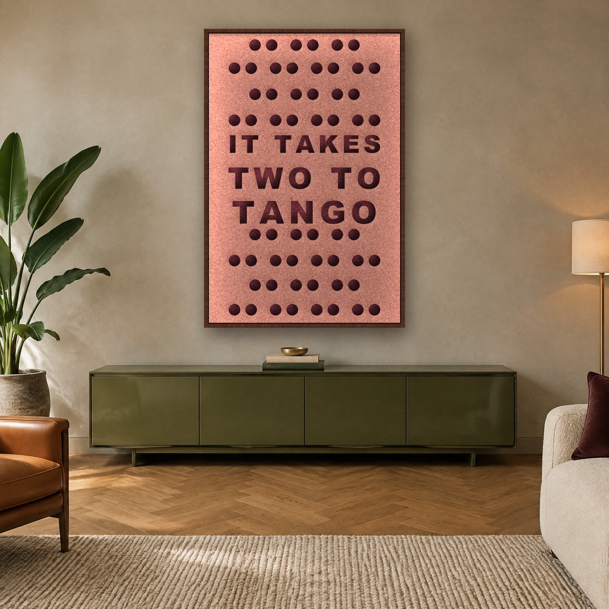 Tango viltpaneel met kastanjebruine baklijst boven een olijfgroen dressoir in een warme woonkamer