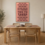 Tango viltpaneel met blanke baklijst boven een eikenhouten eettafel met rotan stoelen