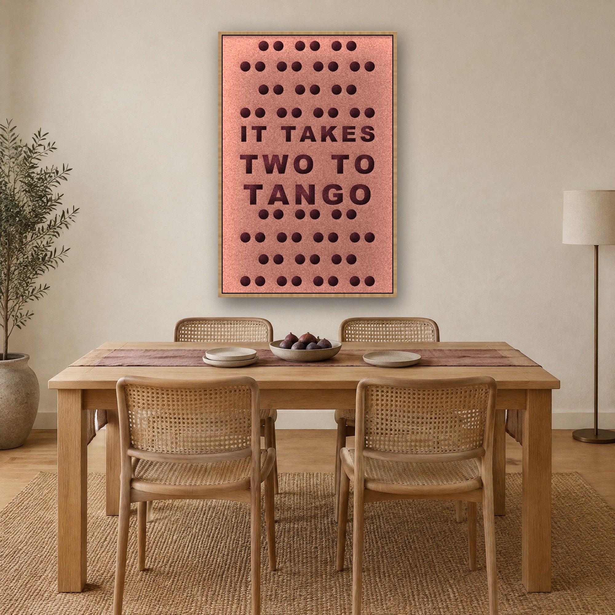 Tango viltpaneel met blanke baklijst boven een eikenhouten eettafel met rotan stoelen