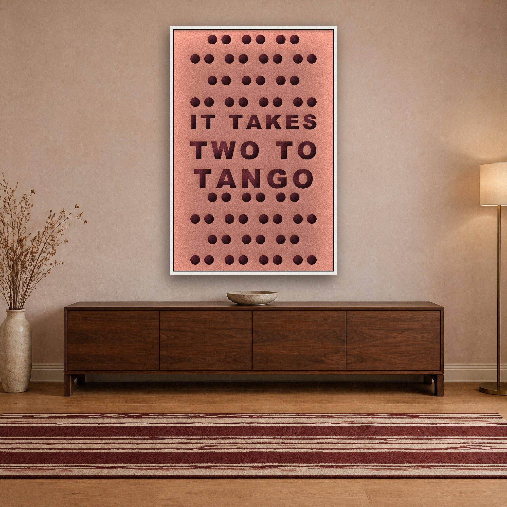Tango viltpaneel met witte baklijst boven een walnoten console in een warme hal