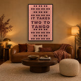 Tango viltpaneel met zwarte baklijst boven een cognac leren bank in een warme woonkamer