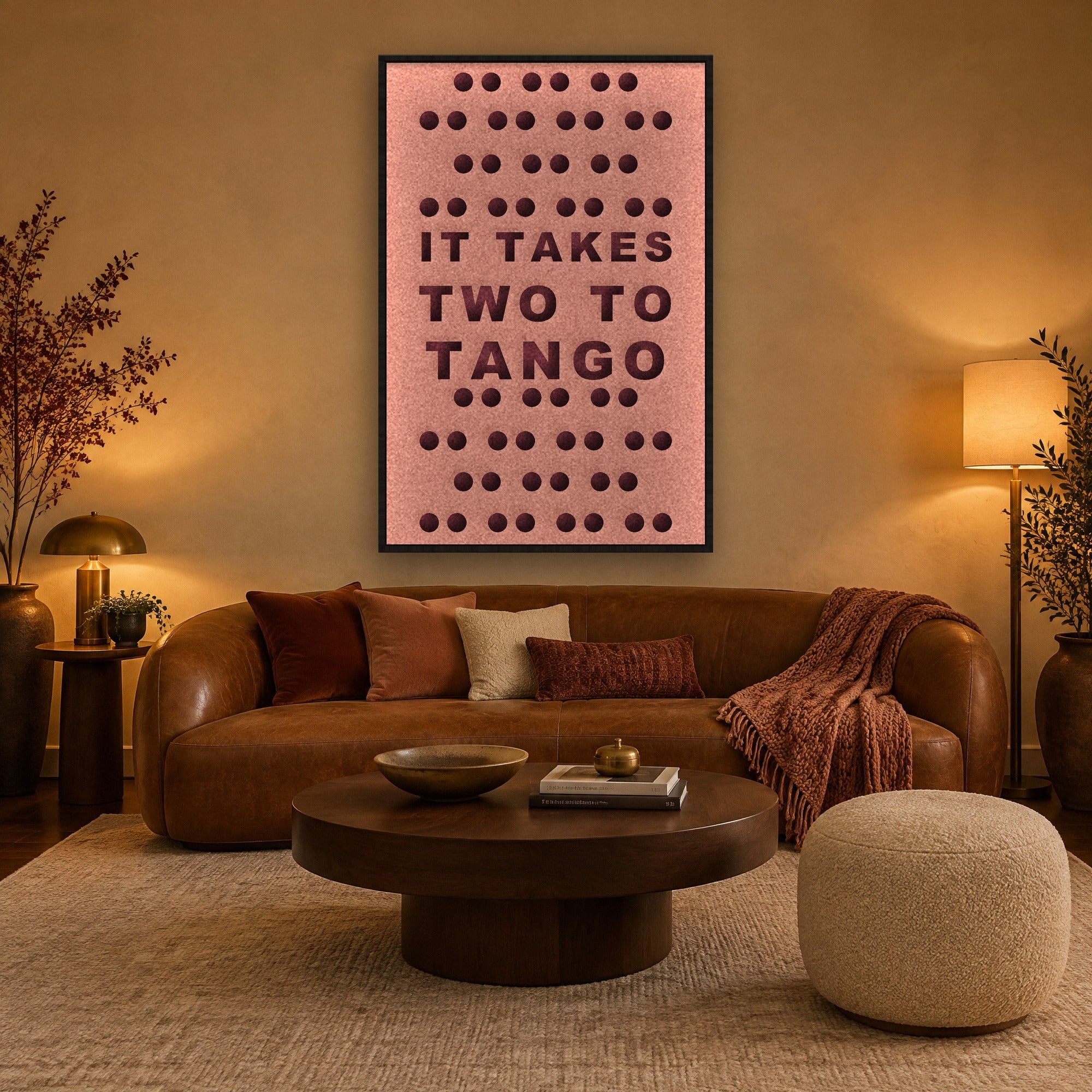 Tango viltpaneel met zwarte baklijst boven een cognac leren bank in een warme woonkamer