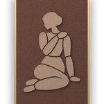 Tender Hold Cappuccino Akustikpaneel aus Filz mit aufgelegter Frauenfigur in Cappuccinobraun auf Kaffeebraun, mit Schattenfugenrahmen in Natur