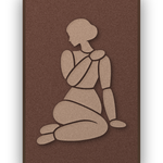 Tender Hold Cappuccino Akustikpaneel aus Filz mit aufgelegter Frauenfigur in Cappuccinobraun auf Kaffeebraun, mit kastanienbraunem Schattenfugenrahmen