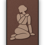 Tender Hold Cappuccino Akustikpaneel aus Filz mit aufgelegter Frauenfigur in Cappuccinobraun auf Kaffeebraun, mit schwarzem Schattenfugenrahmen