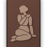 Tender Hold Cappuccino Akustikpaneel aus Filz mit aufgelegter Frauenfigur in Cappuccinobraun auf Kaffeebraun, mit schwarzem Schattenfugenrahmen