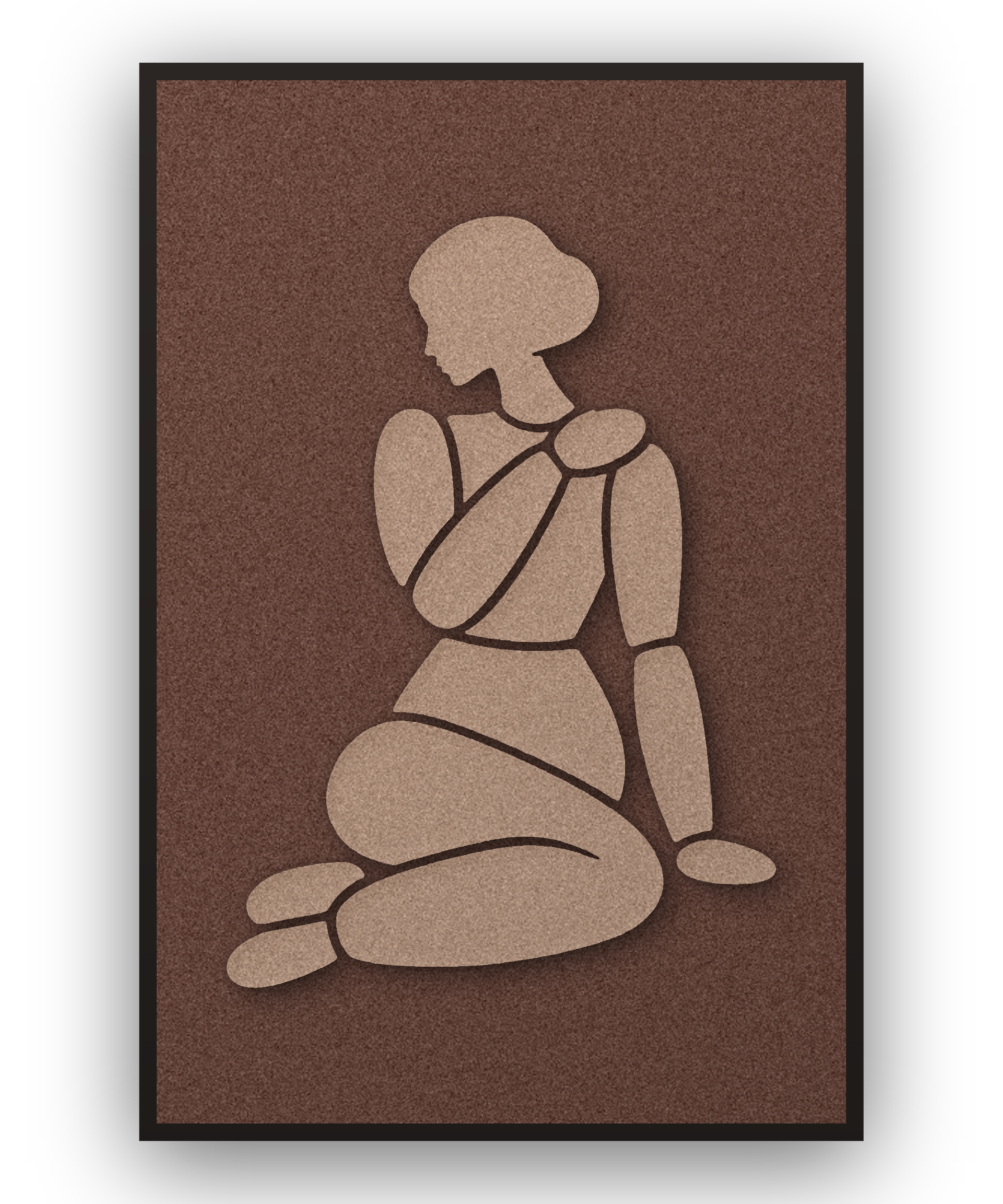 Tender Hold Cappuccino Akustikpaneel aus Filz mit aufgelegter Frauenfigur in Cappuccinobraun auf Kaffeebraun, mit schwarzem Schattenfugenrahmen