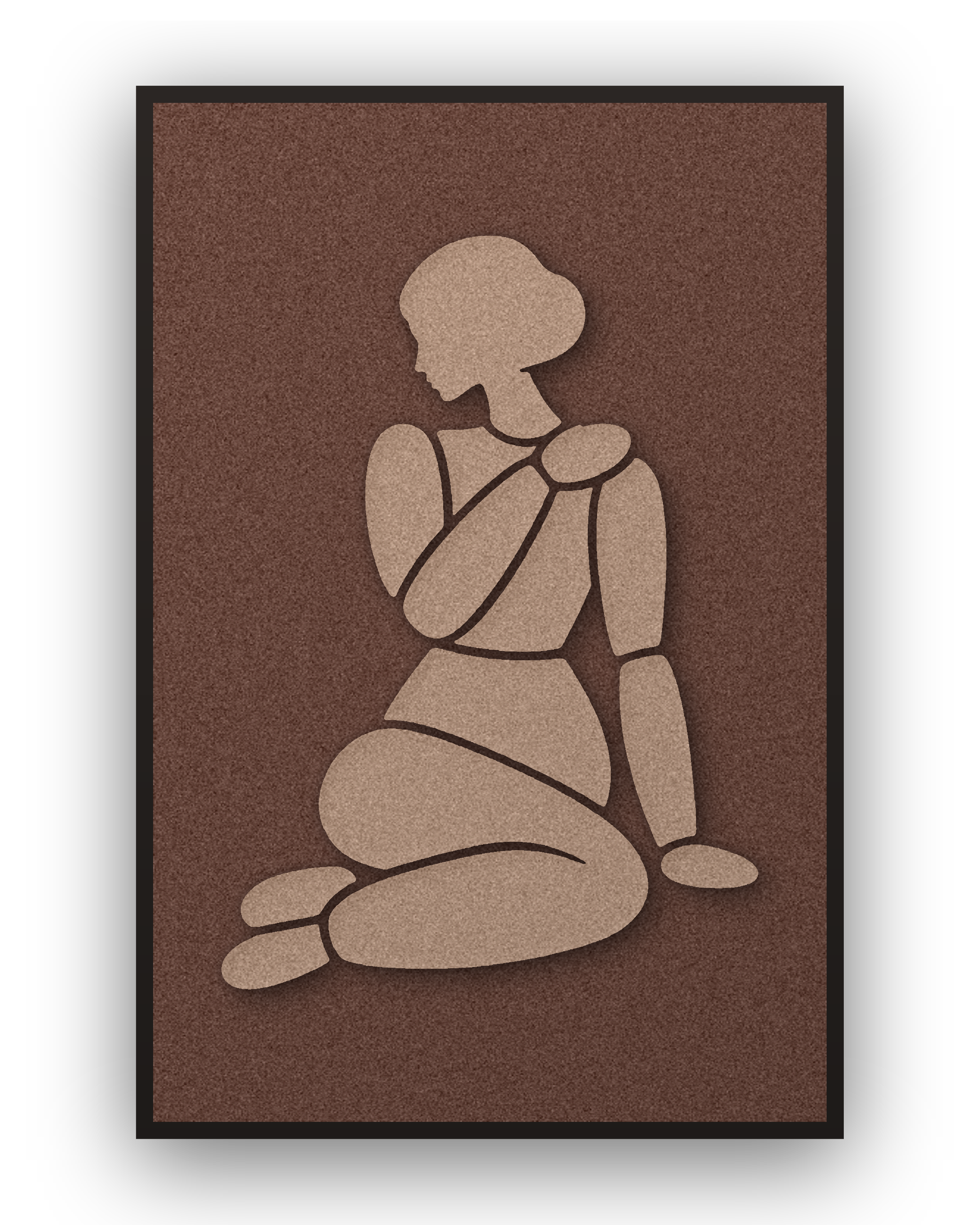 Tender Hold Cappuccino Akustikpaneel aus Filz mit aufgelegter Frauenfigur in Cappuccinobraun auf Kaffeebraun, mit schwarzem Schattenfugenrahmen
