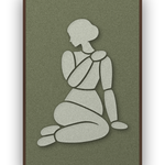 Tender Hold Fern Akustikpaneel aus Filz mit aufgelegter Frauenfigur in Graugrün auf Waldgrün, mit kastanienbraunem Schattenfugenrahmen