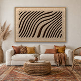 Tidal Stripes viltpaneel liggend opgehangen met blanke baklijst boven een linnen bank in een boho woonkamer