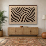 Tidal Stripes viltpaneel liggend opgehangen met kastanjebruine baklijst boven een eiken dressoir met rotan deurtjes in een boho woonkamer