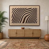 Tidal Stripes viltpaneel liggend opgehangen met kastanjebruine baklijst boven een eiken dressoir met rotan deurtjes in een boho woonkamer