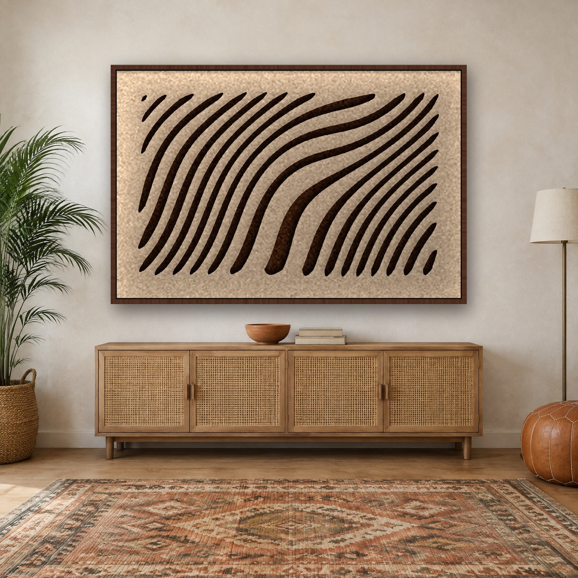 Tidal Stripes viltpaneel liggend opgehangen met kastanjebruine baklijst boven een eiken dressoir met rotan deurtjes in een boho woonkamer