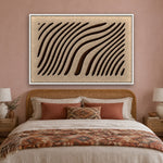 Tidal Stripes viltpaneel liggend opgehangen met witte baklijst boven een bed met rotan hoofdbord in een boho slaapkamer