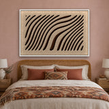 Tidal Stripes viltpaneel liggend opgehangen met witte baklijst boven een bed met rotan hoofdbord in een boho slaapkamer