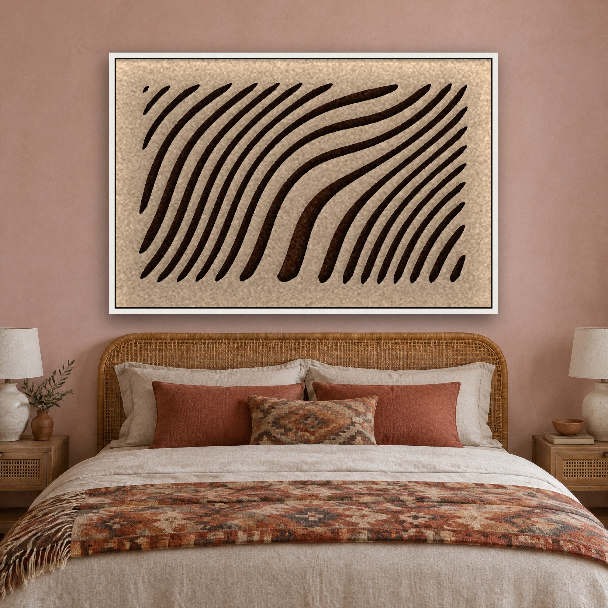 Tidal Stripes viltpaneel liggend opgehangen met witte baklijst boven een bed met rotan hoofdbord in een boho slaapkamer