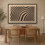 Tidal Stripes viltpaneel liggend opgehangen met zwarte baklijst boven een eikenhouten eettafel met rotan stoelen