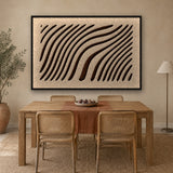 Tidal Stripes viltpaneel liggend opgehangen met zwarte baklijst boven een eikenhouten eettafel met rotan stoelen