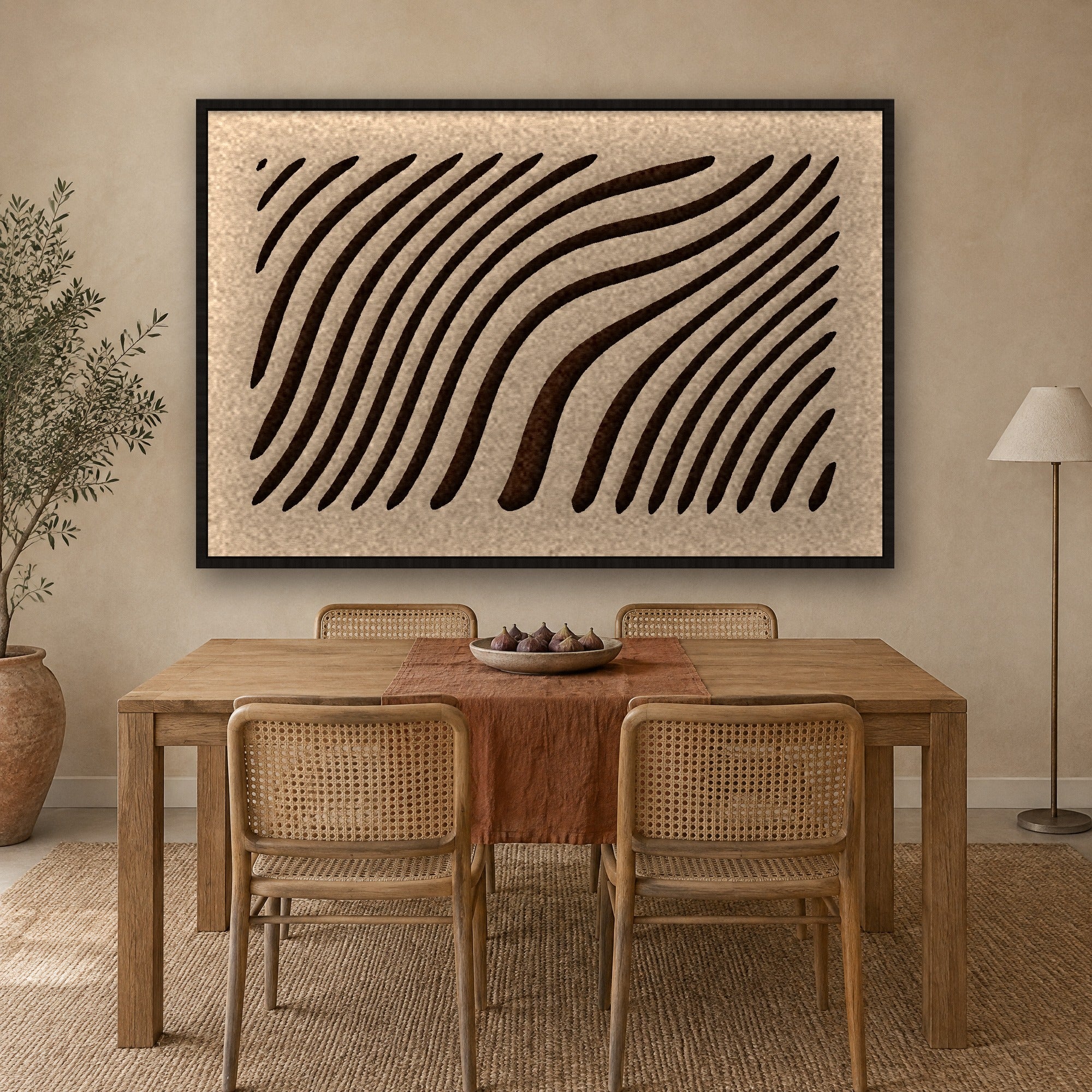 Tidal Stripes viltpaneel liggend opgehangen met zwarte baklijst boven een eikenhouten eettafel met rotan stoelen