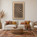 Tidal Stripes viltpaneel met blanke baklijst boven een linnen bank in een boho woonkamer