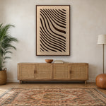 Tidal Stripes viltpaneel met kastanjebruine baklijst boven een eiken dressoir met rotan deurtjes in een boho woonkamer