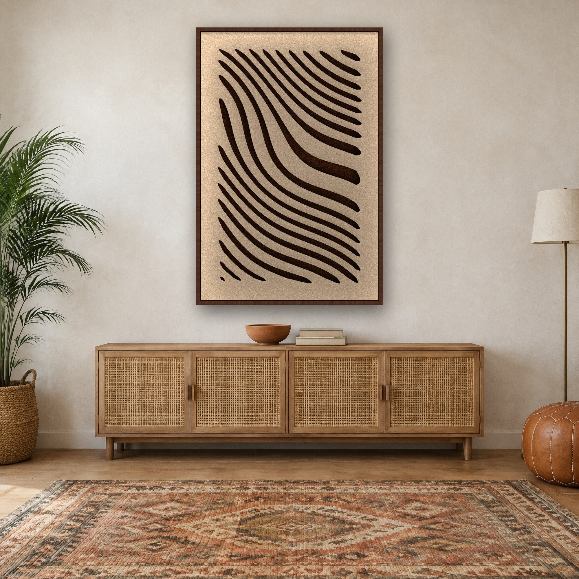 Tidal Stripes viltpaneel met kastanjebruine baklijst boven een eiken dressoir met rotan deurtjes in een boho woonkamer