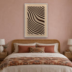 Tidal Stripes viltpaneel met witte baklijst boven een bed met rotan hoofdbord in een boho slaapkamer