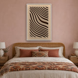 Tidal Stripes viltpaneel met witte baklijst boven een bed met rotan hoofdbord in een boho slaapkamer