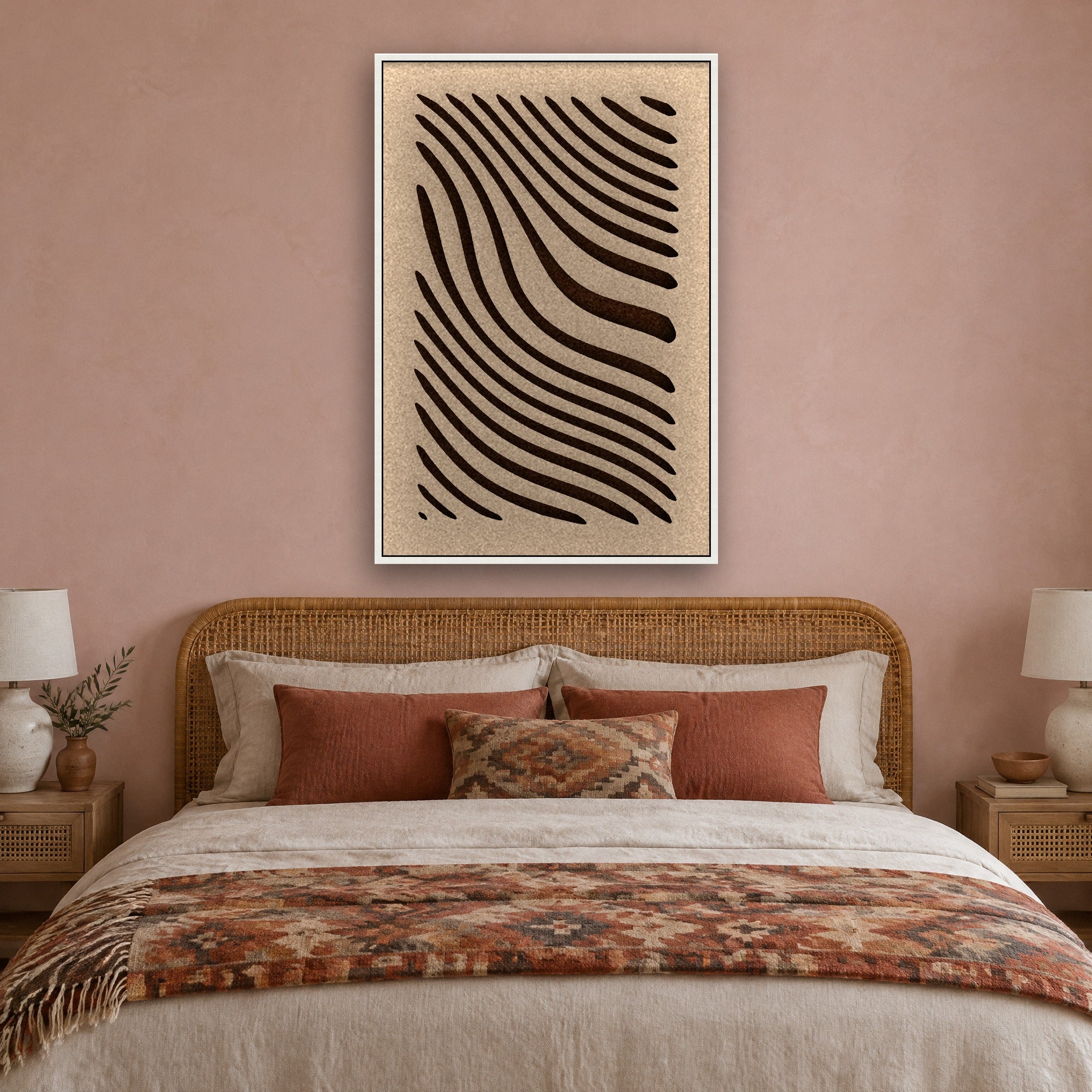 Tidal Stripes viltpaneel met witte baklijst boven een bed met rotan hoofdbord in een boho slaapkamer