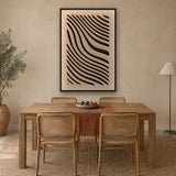 Tidal Stripes viltpaneel met zwarte baklijst boven een eikenhouten eettafel met rotan stoelen